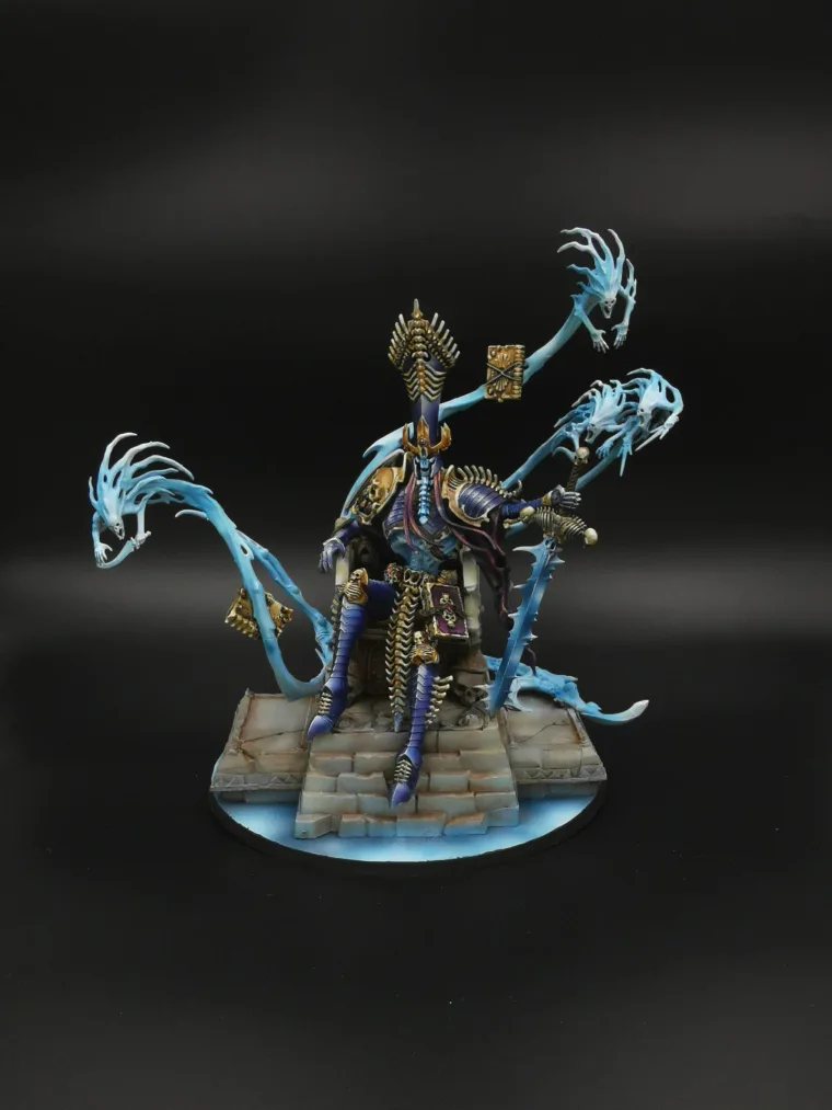 Sorcier aux effets spectraux bleus sur un socle de dalles